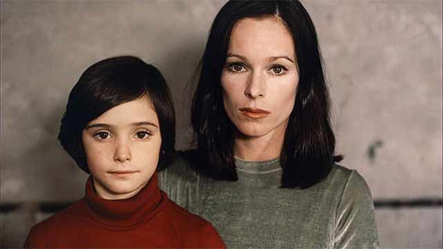 Ana Torrent y Geraldine Chaplin en 'Cría cuervos' (1975)