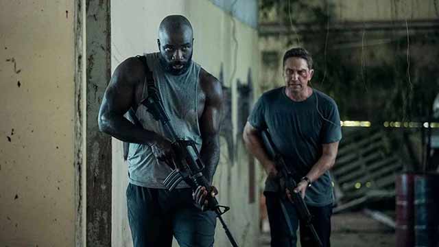 Mike Colter y Gerard Butler en El Piloto