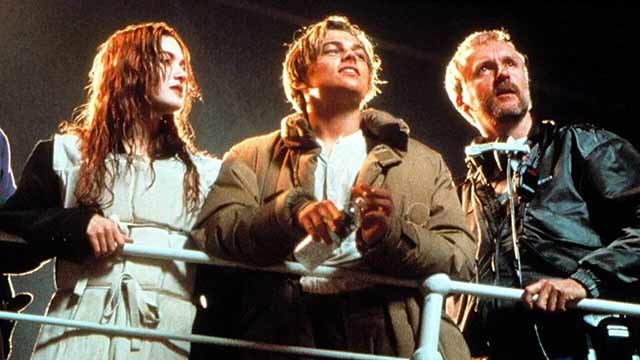 James Cameron con Leonardo DiCaprio y Kate Winslet