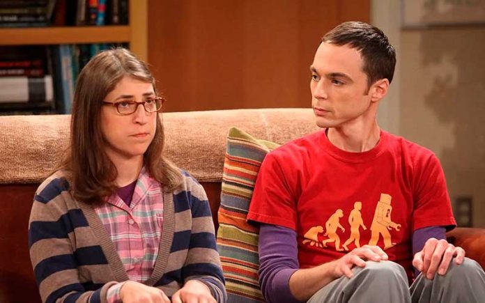 Jim Parsons y Mayim Bialik en The Big Bang Theory