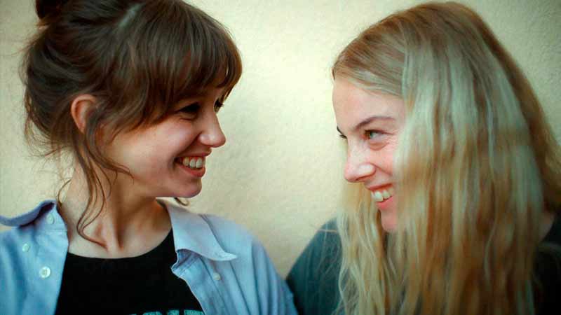 Crítica Paradise is Burning película dirigida por Mika Gustafson con Bianca Delbravo, Marta Oldenburg, Dilvin Asaad