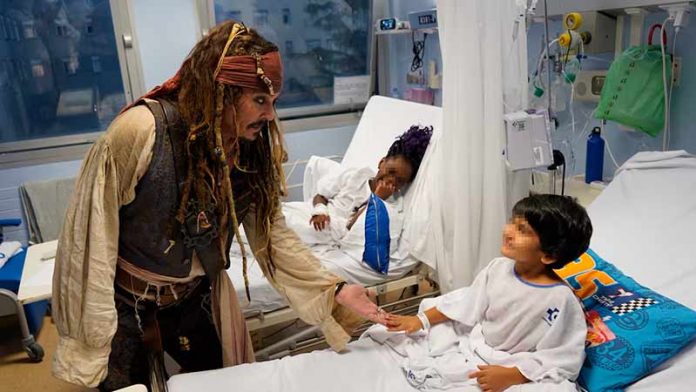 Johhny Depp visita el hospital