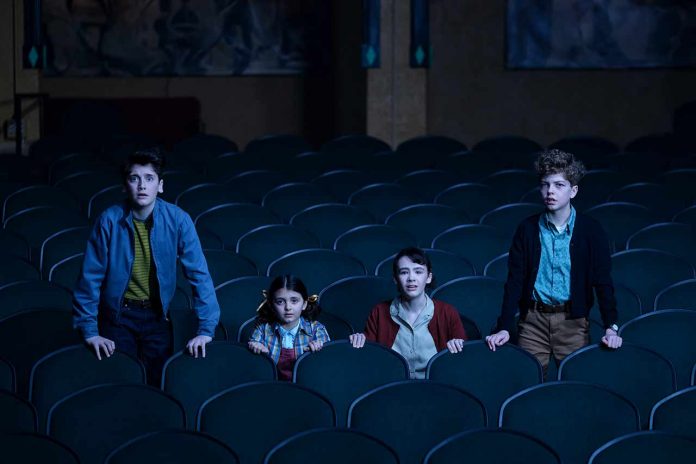 Primeras fotos de IT Bienvenidos a Derry que llegará a HBO con este spin-off que expande el mundo de las películas.