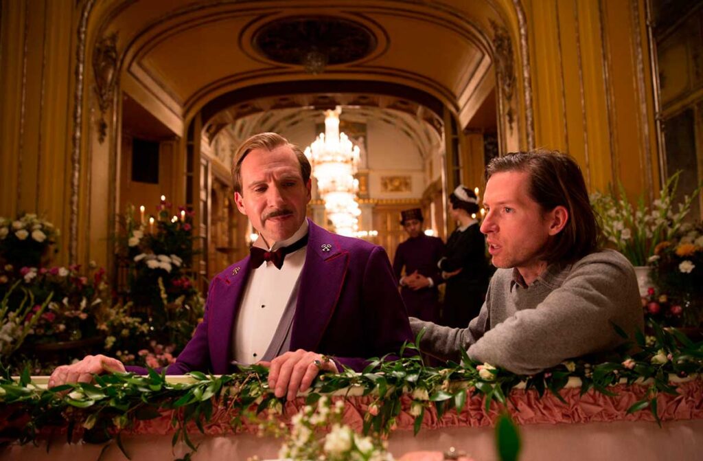 Wes Anderson y Ralph Fiennes en El gran Hotel Budapest