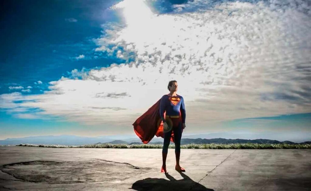 Zack Snyder comparte una nueva foto de Henry Cavill como Superman. 1 Henry Cavill como Superman