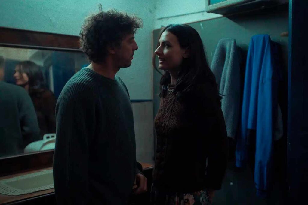 Crítica de La sonrisa del mal (2026) ★★★ Desconcertante y angustiosa película de terror. 2 Crítica de La sonrisa del mal