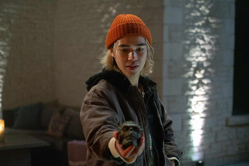 Crítica de Whistle El silbido del mal ★★★☆☆ (2026) 1 Crítica de Whistle: El silbido del mal: terror juvenil con ecos de Destino final y The Ring, sustos eficaces y una trama irregular.