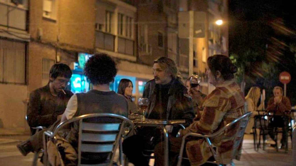 Crítica de Casi todo bien ★★★½☆ (2026) 2 Crítica de Casi todo bien